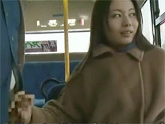 バスの車内で手コキする女
